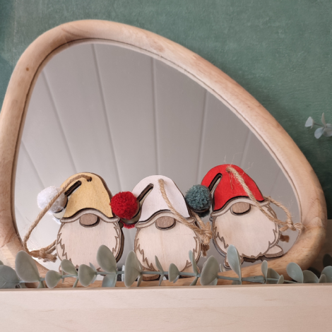 Suspensions de Noël en forme de gnome en bois - Personnalisation bonnet blanc, doré ou rouge