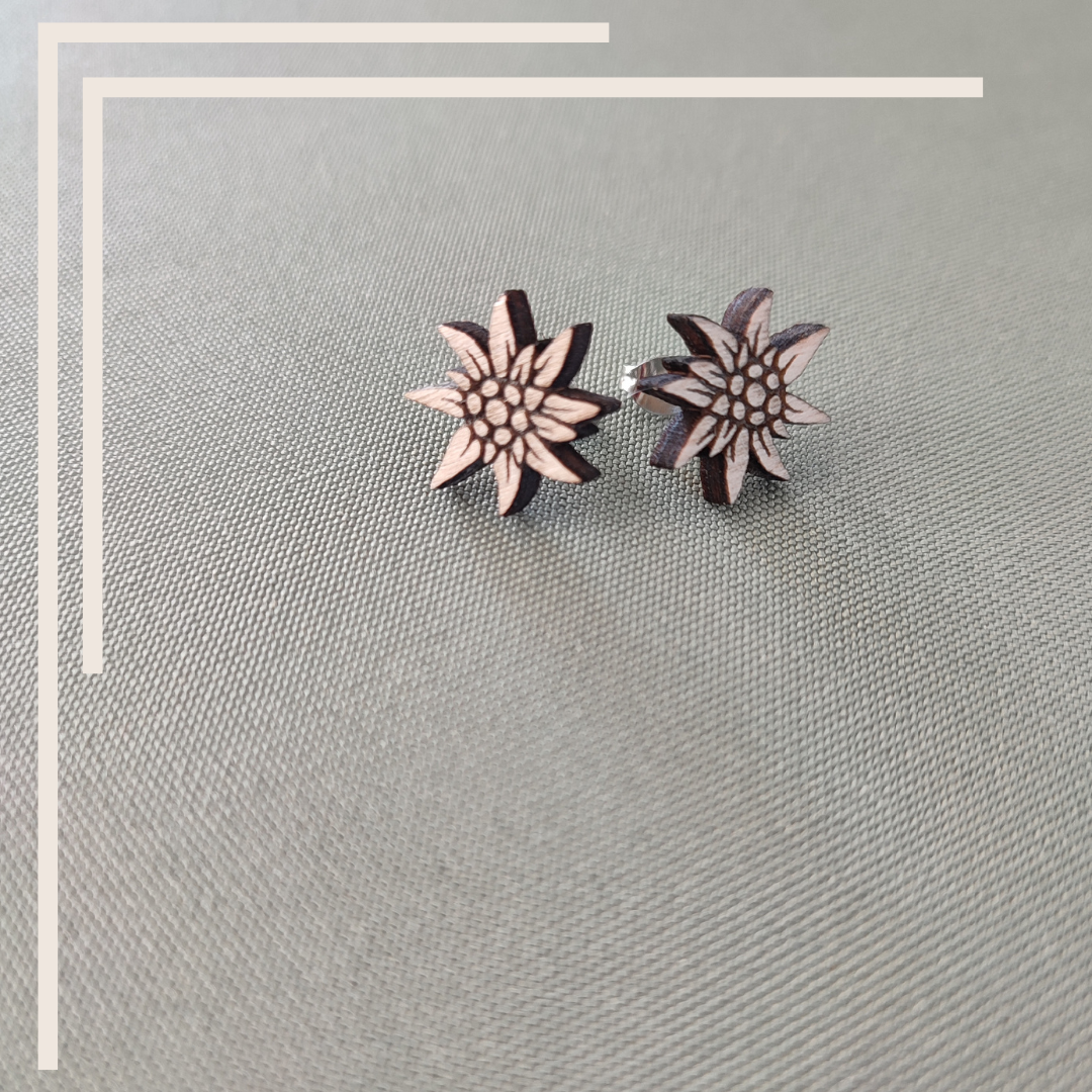 Puces d’Oreilles "Étoile des Glaciers" – Edelweiss en Bois de Peuplier