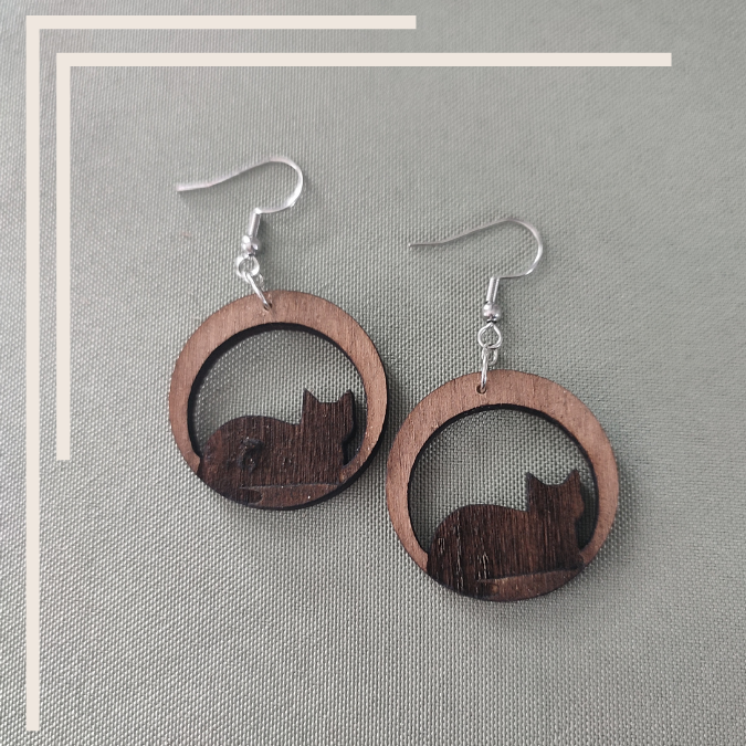 Boucles d’Oreilles "Chat Pensif" – Bois de Peuplier & Gravure Laser