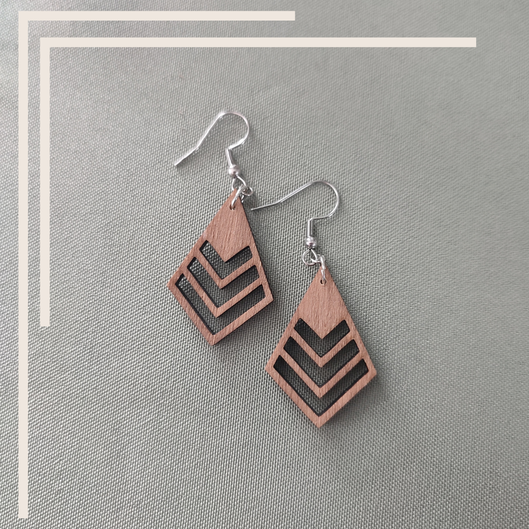 Boucles d’Oreilles "Géo-Graphik" – Bois de Peuplier & Design Ajouré
