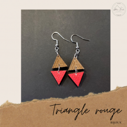 Boucles d'oreilles en bois triangle rouge - légère - fabriquée à la main en france - acier inoxydable - ajoutez une touche natur