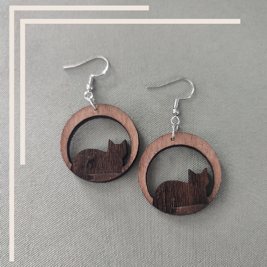 Boucles d’Oreilles "Chat Pensif" – Bois de Peuplier & Gravure Laser