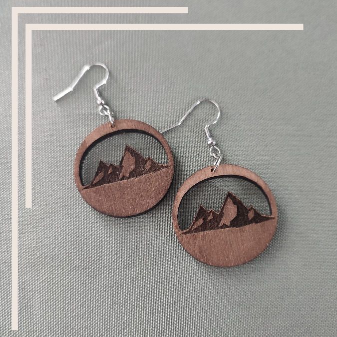 Boucles d'Oreilles "L'Appel des Cimes" – Bois de Peuplier & Silhouette Alpine
