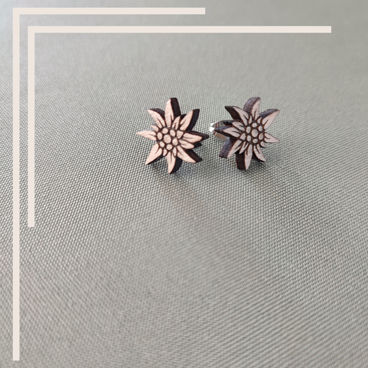 Boucles d'oreilles en bois de peuplier forme Edelweiss, découpe laser, crochets acier inoxydable.